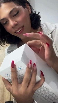 Trans non smette di spruzzare mentre il suo cazzo viene succhiato da un giocattolo - Marine Laveau