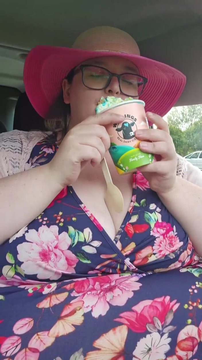 SSBBWLadyBrads: Lass uns ein bisschen eiscreme essen