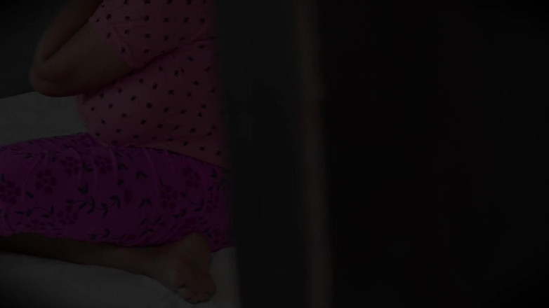 Riya Bonguus: La prima volta ho scopato la mia sorellastra mentre le...