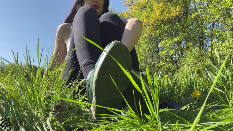 LizaVirgin: Footfetish in the park on the grass