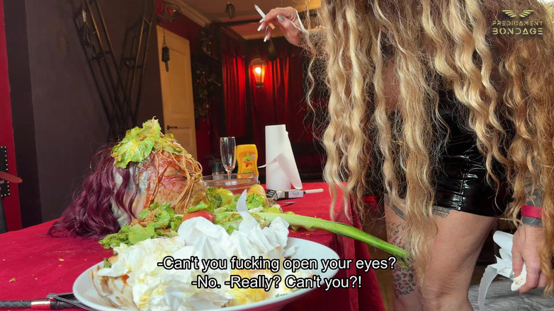 Dominatrix Frida: Umiliare lo schiavo impotente al tavolo da pranzo (223)