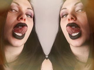 Goddess Misha Goldy: Мои черные губы привлекают ваше внимание!
