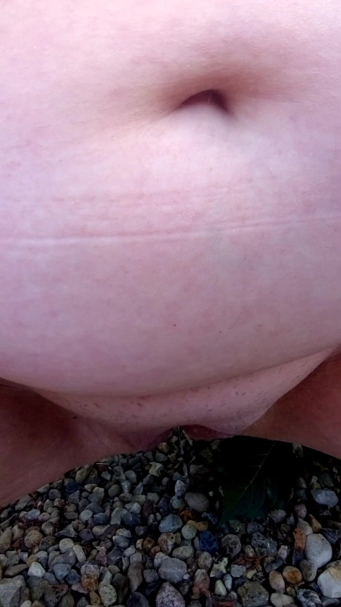 Hot-Pussy66: Orinar En El Jardín