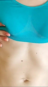 Tienervrouw speelt solo met tepels door sportonderwerp