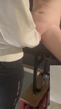 在被束缚并等待打手枪后被锁在贞操带里