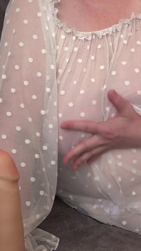 Busty MILF thủ dâm với một dương vật giả lớn và tưởng tượng đó là con cặc của bạn.