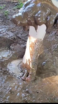 Squising a piedi nudi e gioca nel fango, piedi sporchi