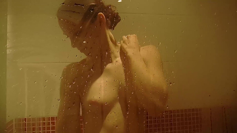 Toy Sluts: Brunette solo menggosok dan menganga memeknya saat mandi