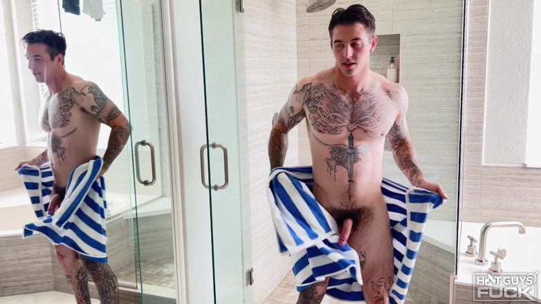 Hot Guys Fuck: Pohledný jock šuká velký potetovaný zadek