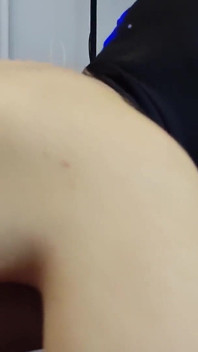 Seksowna milf daje zmysłowe obciąganie. Wytrysk w ustach. Lizanie piłki i ssanie