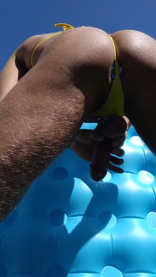 Latex Toys: Tachinare lângă piscină