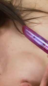 Ladyboy Thai seksi Ais melancap dengan pancutan mani yang bagus