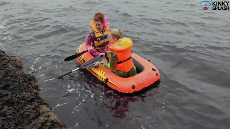 UKCuteGirl Lucy Lauren: Două fete unu dinghy: cauciuc strâmt și costum de ploaie din...