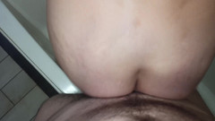 DirtyLubov: Toalettsex med oralsex