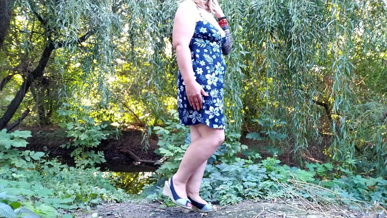 Elena: Spreading my huge ass hard and pissing in outdoors.