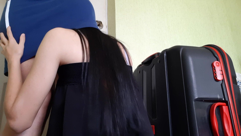 Lesbian-illusion: Mijn sletterige stiefdochter klom onder mijn rok en bracht me...