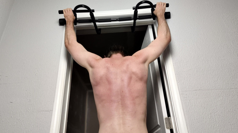 AlbinoAdonis: Dowiedziałem się, że mój tyłek porusza się, gdy robię chin-ups nagi...