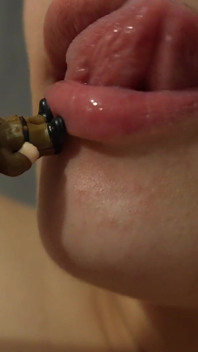Giantess 女孩吃掉一个娇小的人并吮吸他