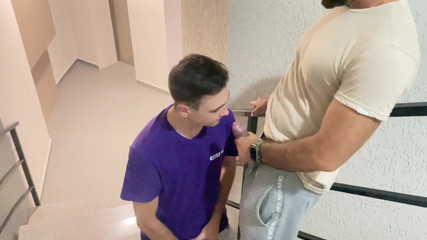 Nick Lewis: cowok gagah ini di tangga