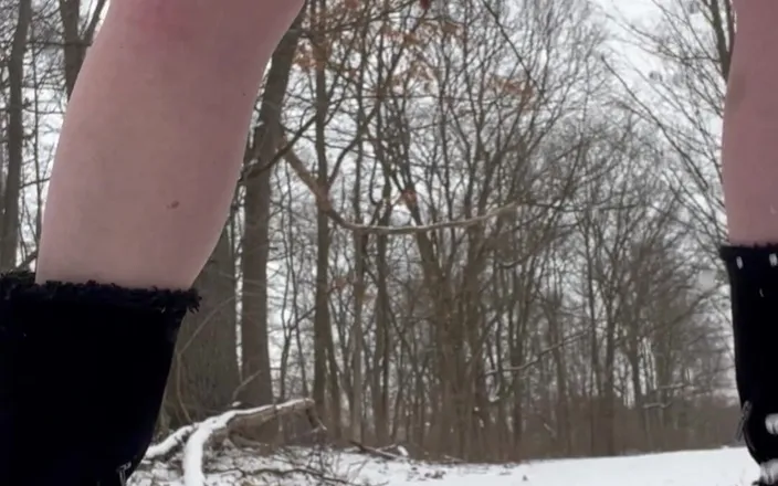 JadaSunkissed: PAWG Pissing in the Snow