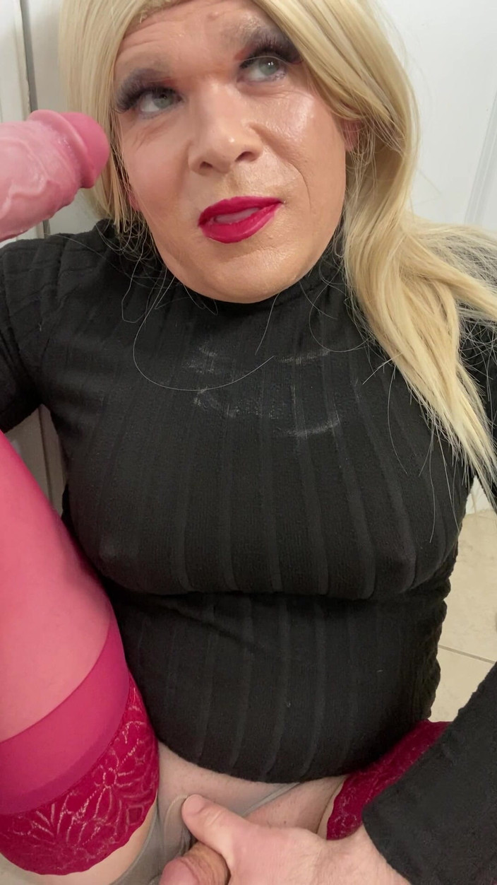 MadisonCD2025: Sissy Transgender sexy femboy travestiet zuigt pik en praat met...