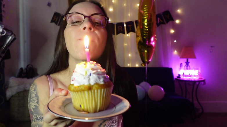 Raven Willow: Candlelight &amp; Cupcake Cravings