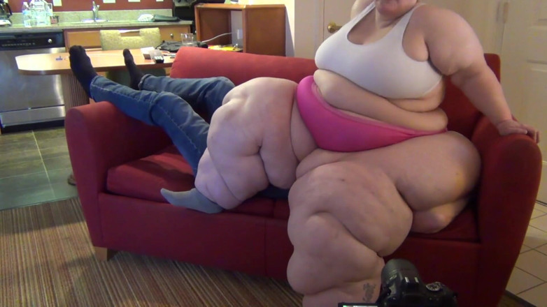 Full Weight Productions: Bobbi Jo o esmaga no sofá