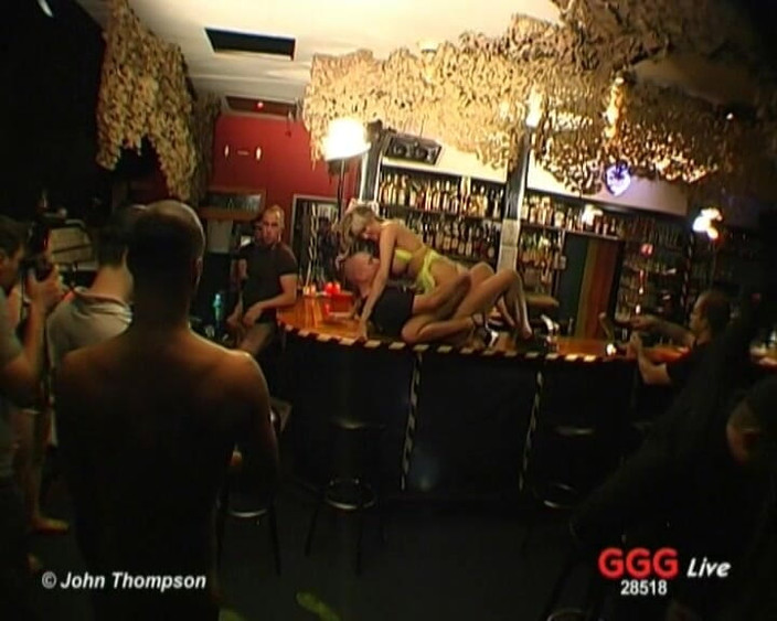 GGG John Thompson OLD STYLE: Ggg - ブロンドの爆弾女サンドラ・スターがワイルドなバーパーティーで集団行為に遭う - 彼女がすべてを手に入れるのを見守る!