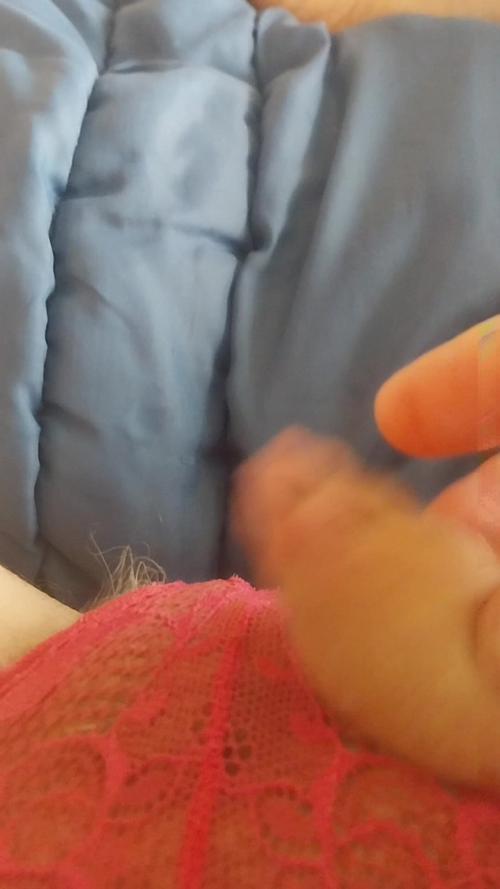Cindy Belfast: Sissy's Quik Cumshot on Bare Lehg