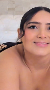 Chica tetona chupa su consolador mientras se masturba en cam