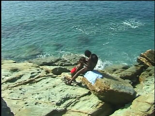 Hot and Wet: Bellissimo sesso in spiaggia in ebano