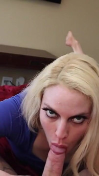 Den super heta mogna modellen Pauladiamonds visar mig hennes footjob färdigheter. Vi har chattat i månader för att göra en fotografering och det