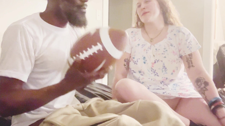 Thekookiejar: 아들 친구를 따먹고 흑인 대물 자지를 빨아주는 그녀