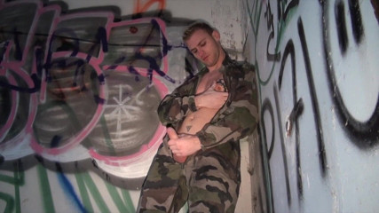 French Twinks Amator videos: Theo futută de un tânăr heterosexual în uniformă