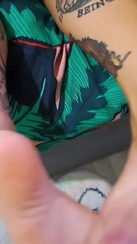 Footjob huileux, éjaculation énorme