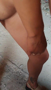 Sexe oral sur un chantier de construction