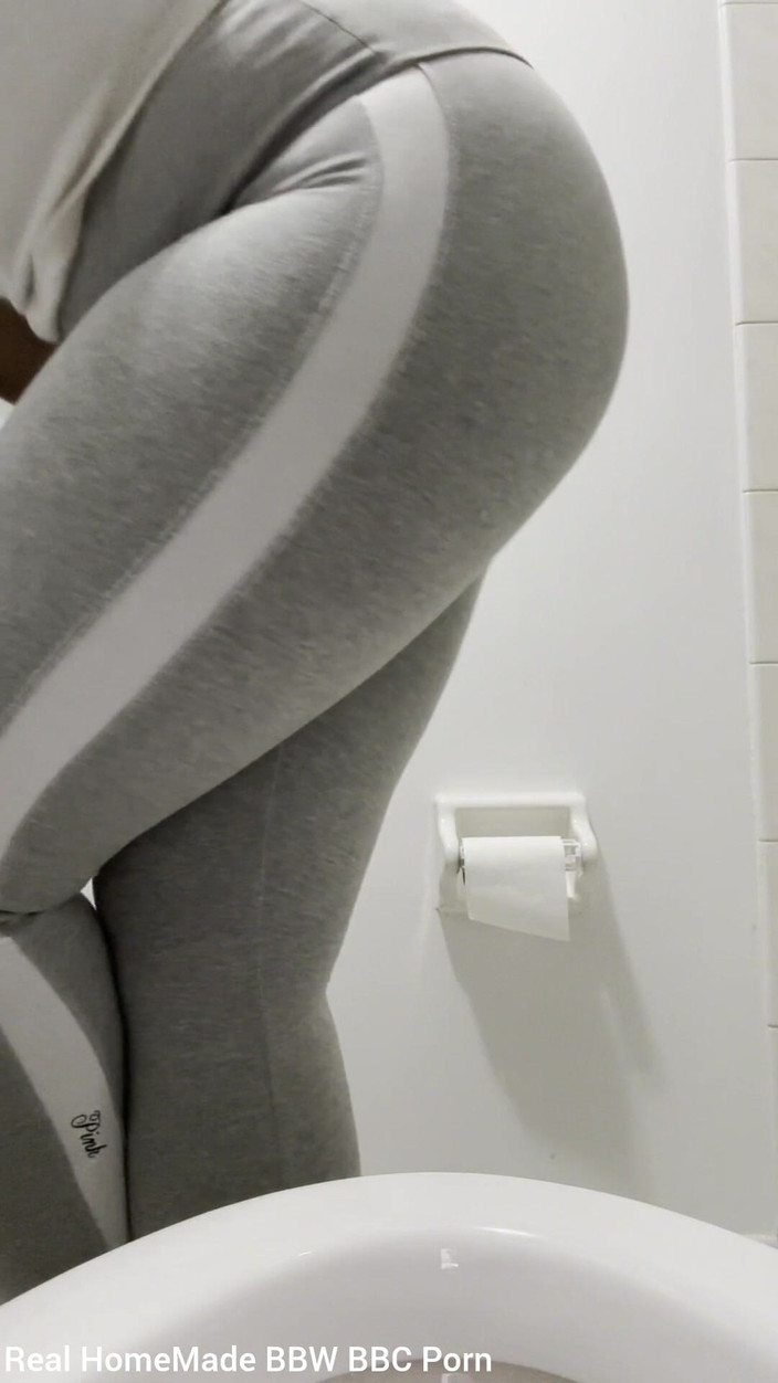 Super sexy ebony cuties: Piscio io stesso indossando leggings grigi