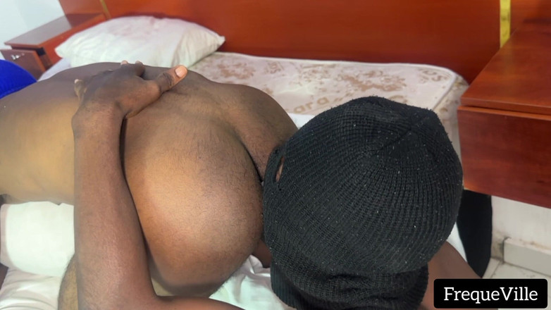 FrequeVille: Un tip hetero este lins în cur