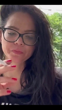 Kouření Během odpovědi na moje onlyfans pro vaše zprávy