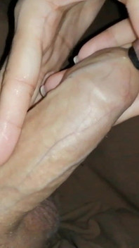 27 minuti di sega con un prepuzio bendato e una folle quantità di pre-sborra e sperma!