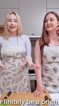 Lesbičky vaří v kuchyni! ale velký tvrdý pták v zadku a kundičce to zastavil ...