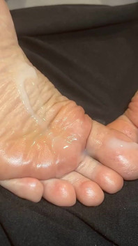 Baise avec les pieds et massage pendant qu’elle se repose