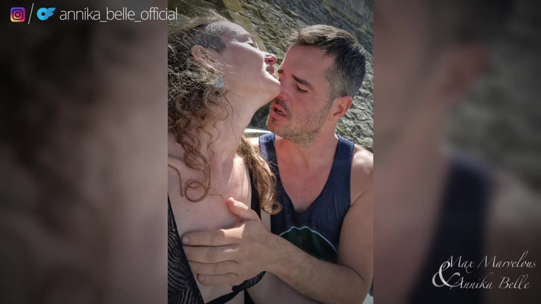 Max and Annika: Zoenen in Parma (Frankrijk) &amp; haar natte poesje vingeren - naaktheid