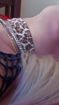La tettona bionda con i piercing ama scopare il culo in più di ogni piercing sul suo corpo