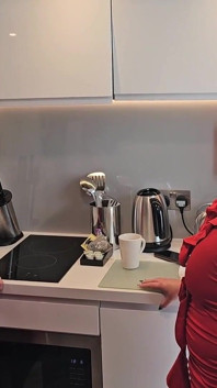 La confessione in cucina della figliastra