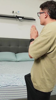 Obrovská prsa macecha zjistí, že její nevlastní syn s obrovským penisem ji pořád sleduje, nakonec má jeho penis uvnitř