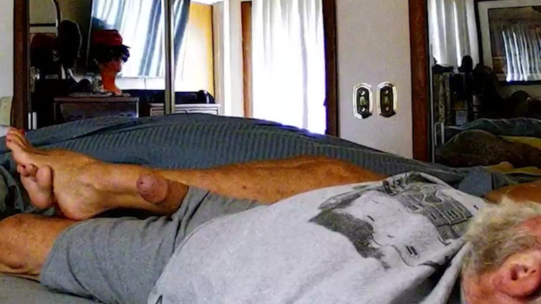 Aunt Ann: Mătușa Ann se joacă cu pizda în timp ce face laba...