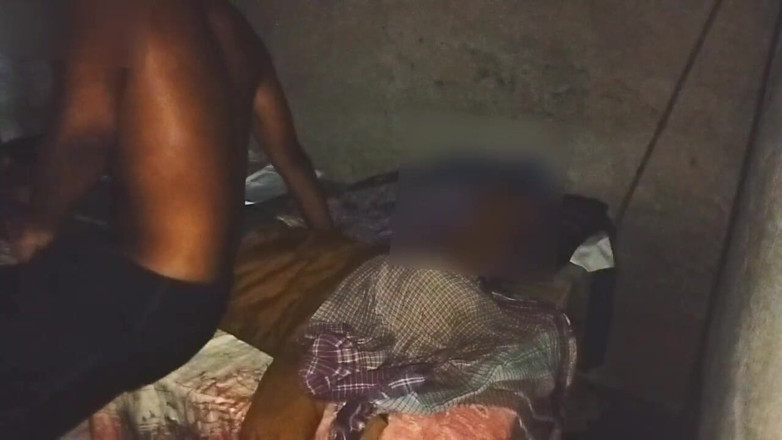 Desi Tits: Cậu bé cơ bắp tập thể dục masterbate một mình...
