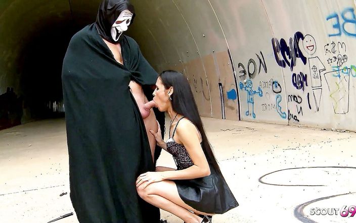 Full porn collection: Kandy Wet, salope adolescente mince, se fait baiser dans la...