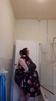 SSBBW dokucza przed prysznicem